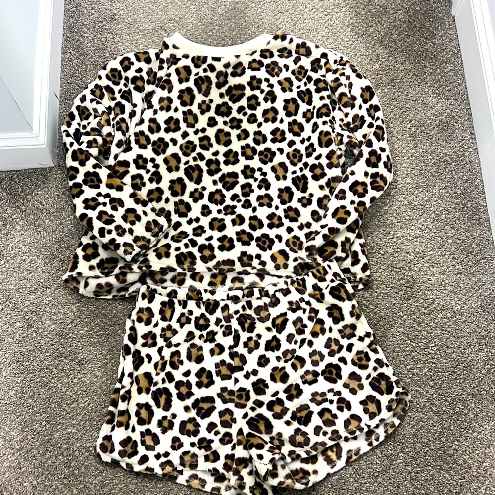 Aerie leopard lounge set